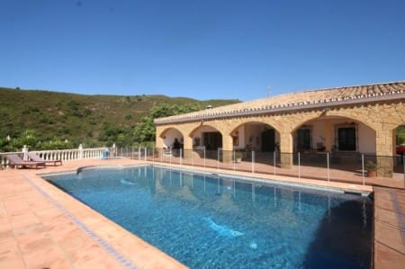 Villa in El Padron, Estepona