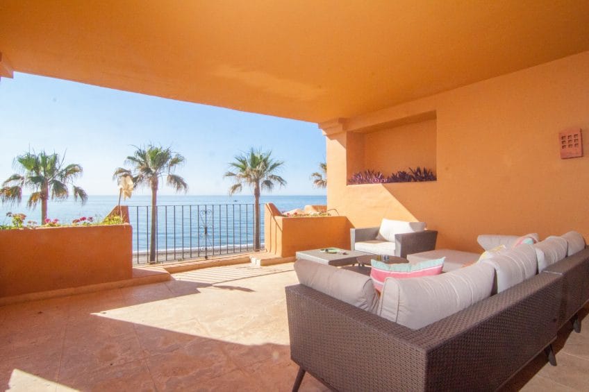 Frontline beach apartment in Los Granados del Mar, Estepona