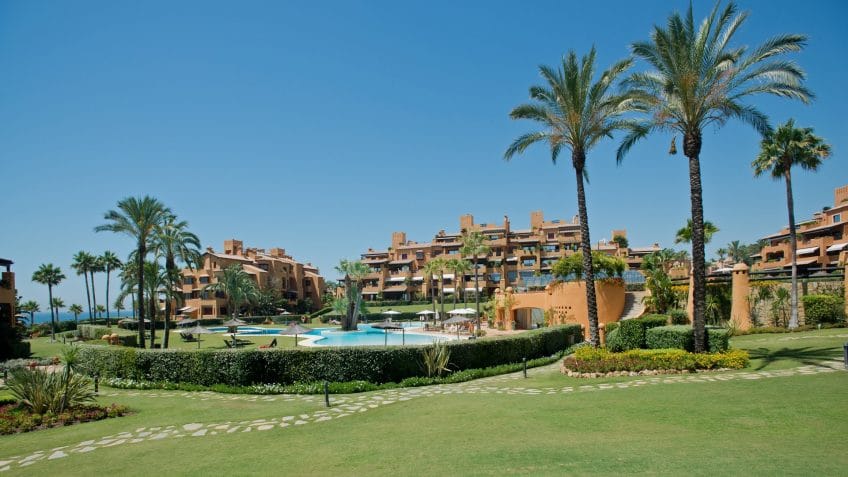 Corner apartment in Los Granados del Mar, Estepona