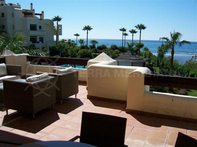 Reduced from 895,000 to 595,000! 4 bed room FRONT LINE penthouse in the prestigous urbansiation of Bahia del Velerin.