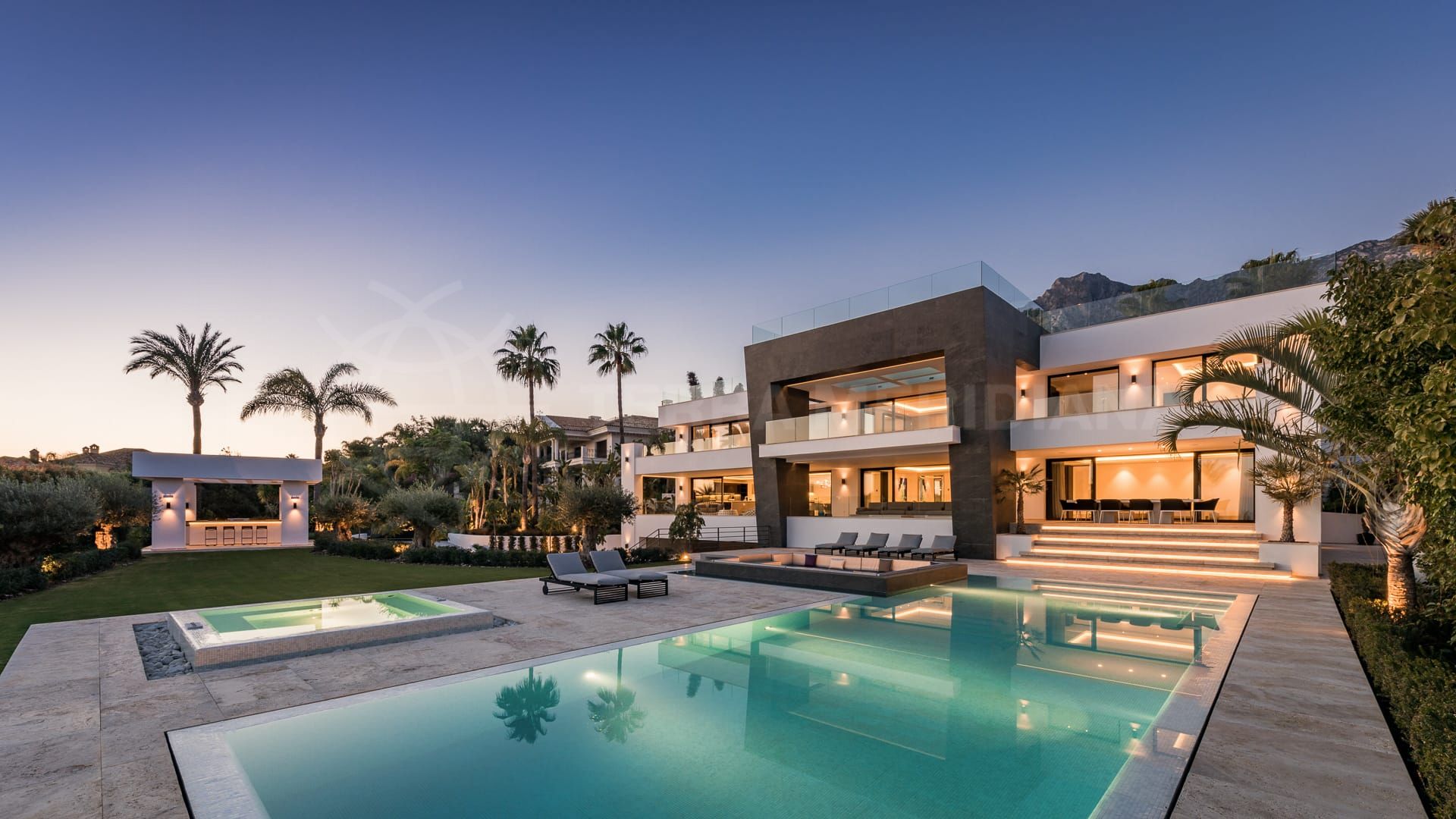 Villa Mozart: Splendeur architecturale sur les hauteurs de Sierra Blanca, Marbella