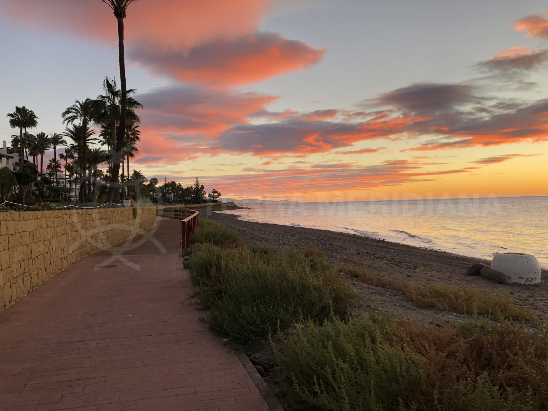 Un nuevo tramo del camino costero conecta a Estepona