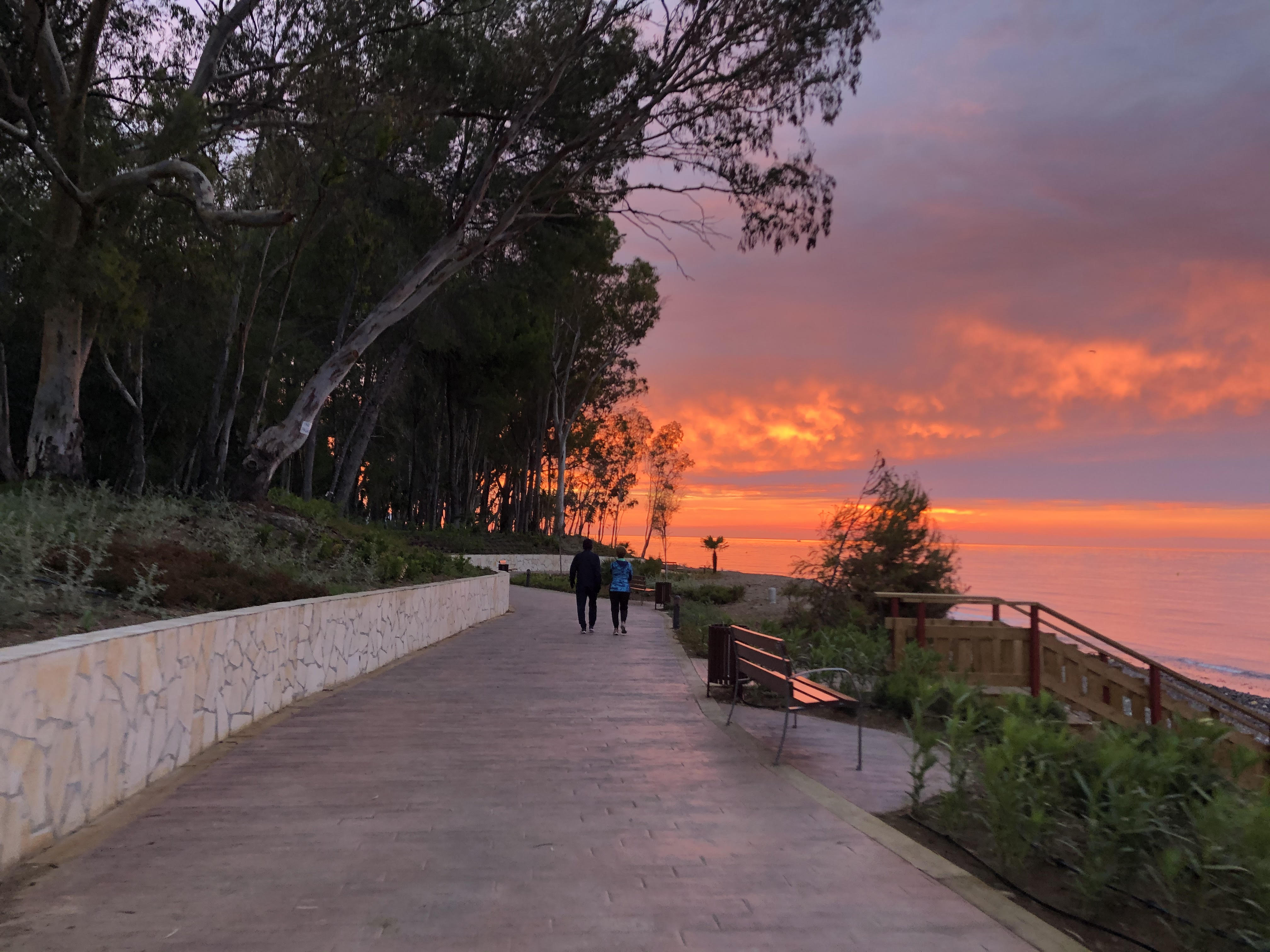 Un nuevo tramo del paseo litoral conecta a Estepona