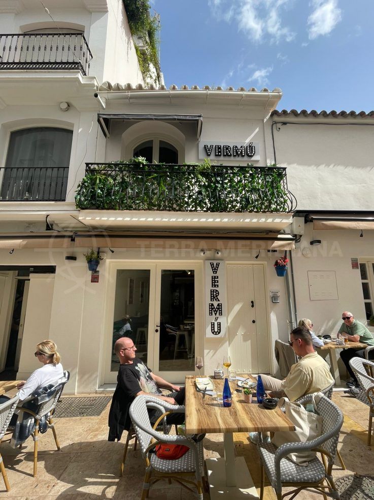 Stage 5 – Finished – A fantastic new bar in Plaza Las Flores with office upstairs