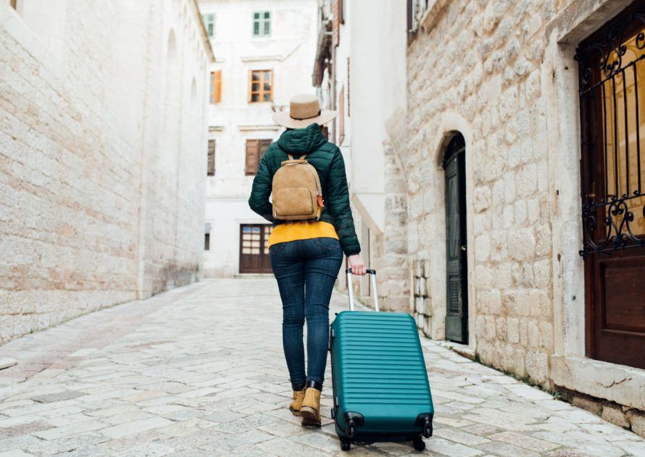 Turista llegando al alquiler de vacaciones